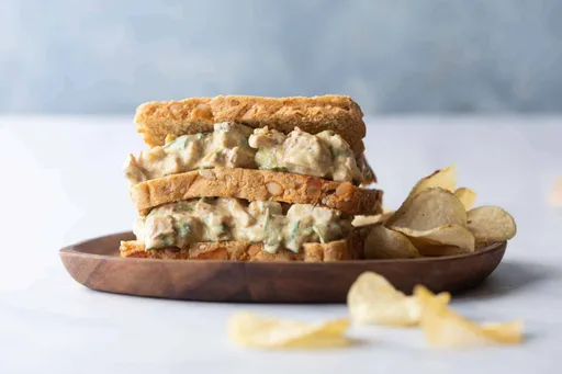 Sándwich de ensalada de pollo al curry