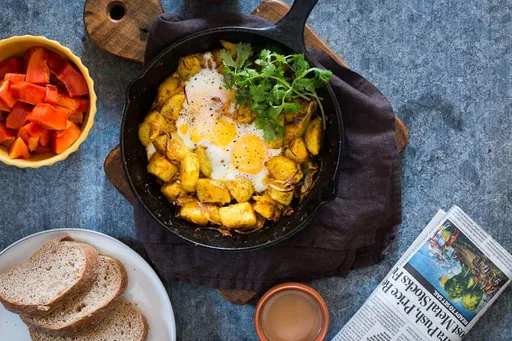 Sartén de patatas especiadas y huevos al estilo indio