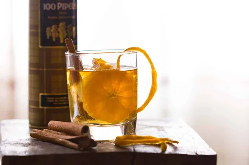 Coctel de whisky con naranja y canela
