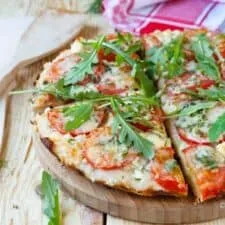 ¡Receta de pizza de pan pita al estilo griego en 15 minutos!