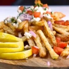 Receta de patatas fritas griegas al horno caseras con queso feta