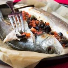 Receta de lubina mediterránea rellena de tomates, limones y aceitunas