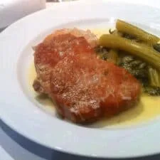 Receta de fricasé de cerdo con salsa de huevo y limón y apio