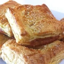 Receta de paquetitos de hojaldre rellenos de manzanas caramelizadas y salchichas de cerdo