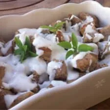 Bocados de Cerdo con Salsa de Yogur Griego