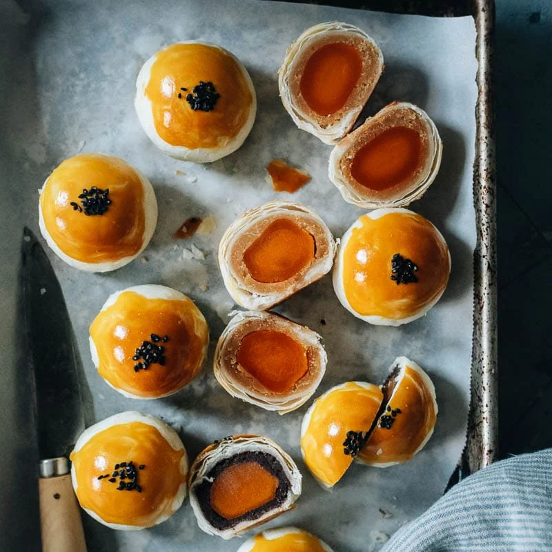 Dan Huang Su (Pastry Mooncake with Salty Egg Yolk, 蛋黄酥)