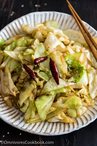 Repollo frito chino de cuatro ingredientes