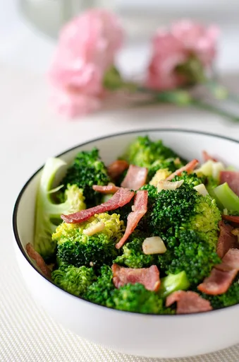 Salteado de brócoli al ajillo con 3 ingredientes