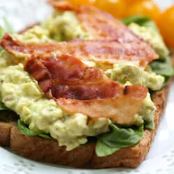 Ensalada de Huevo y Aguacate