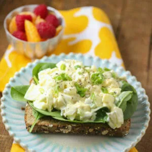 Sándwich de ensalada de huevo para uno