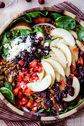 Ensalada de manzana y arándanos con vinagreta de amapola