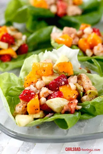 Ensalada de pollo con fruta en wraps de lechuga