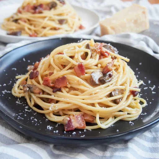 Espaguetis a la carbonara con champiñones