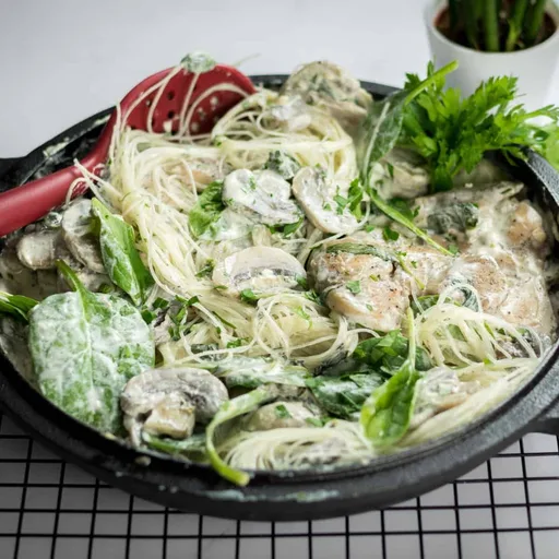 Pasta con pollo y champiñones