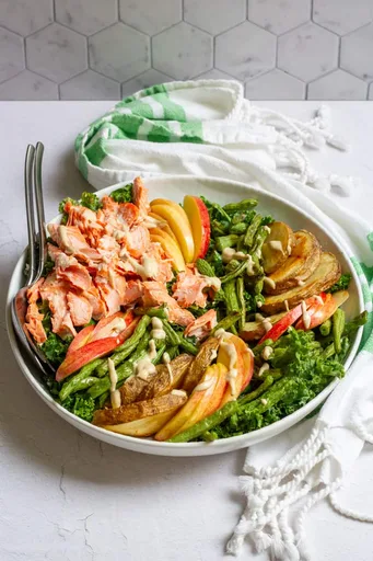 Ensalada de salmón y col rizada