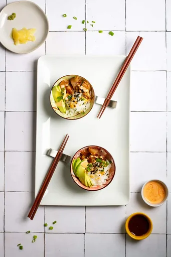 Poke picante de atún