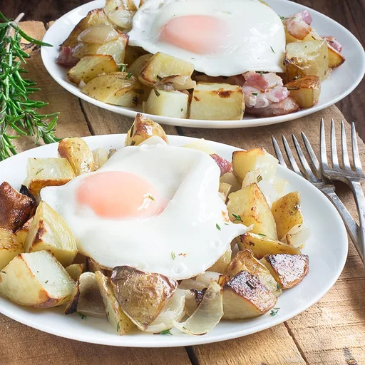 Patatas de brunch con beicon y huevos
