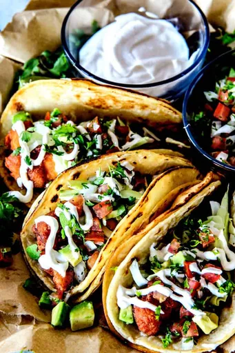 Tacos al estilo Baja con salsa para tacos de pescado