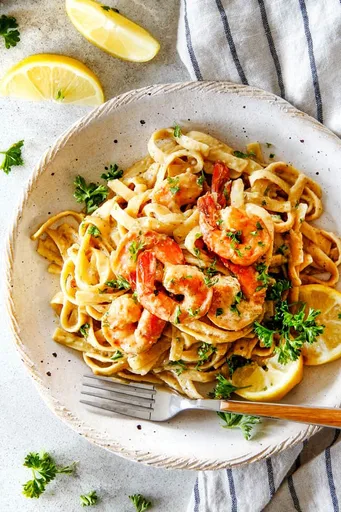 Fettuccine con langostinos al limón y ajo