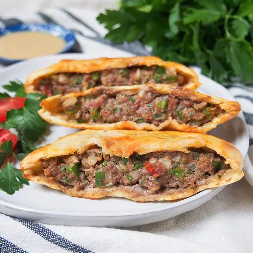 Hawawshi (panes de pita rellenos de carne picada)