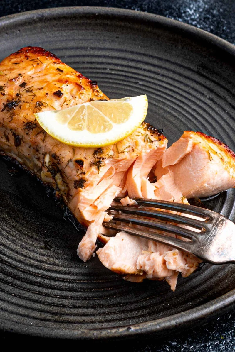 Salmão cetogênico grelhado no forno