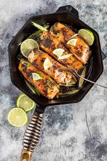 Salmão com cobertura cetogênico