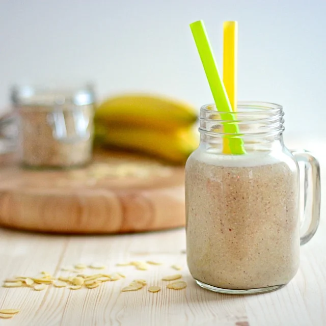 Banana and Almond Breakfast Smoothie
