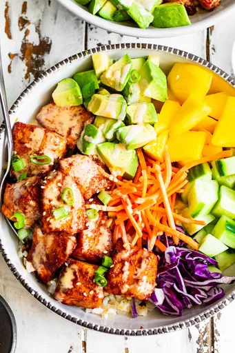 Boles saludables de salmón y aguacate (Alto en proteínas, preparación fácil)