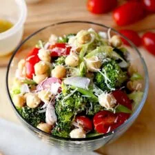 Ensalada templada de brócoli y garbanzos