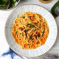 Espaguetis Wafu con salsa de tomate y shiso