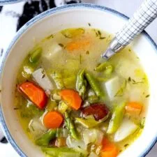 Sopa minestrone ligera de primavera