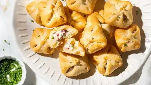 Bocaditos de cruasán con arándanos rojos y queso crema