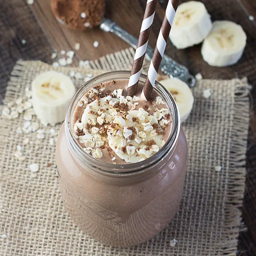 Batido de desayuno de coco, plátano y chocolate