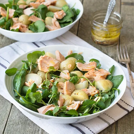 Ensalada templada de salmón y patata nueva