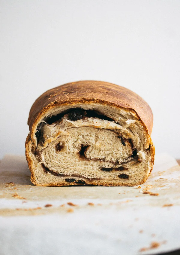 Pan blanco con remolino de canela y pasas