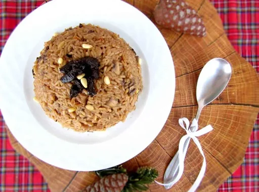 Receta de arroz de Navidad con panceta, ciruelas pasas y piñones