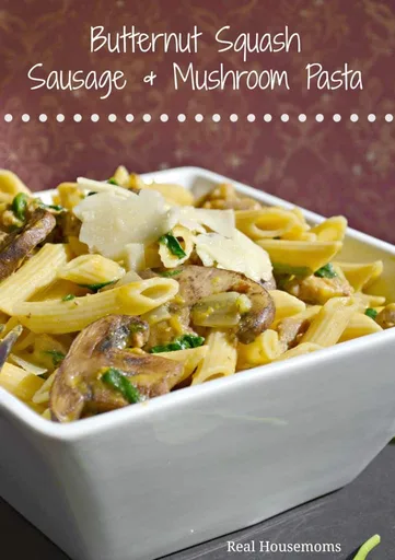 Pasta con calabaza butternut, salchicha y setas