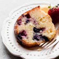 Pastel de yogur con limón y frutos rojos