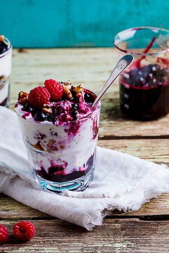 Low carb breakfast berry parfaits