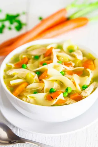 Sopa de pollo con fideos fácil