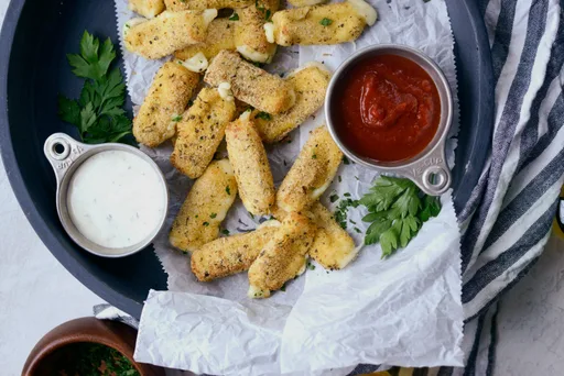 Bastoncitos de mozzarella en freidora de aire