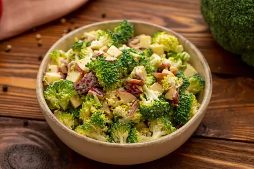 Ensalada de brócoli y tocino con 5 ingredientes