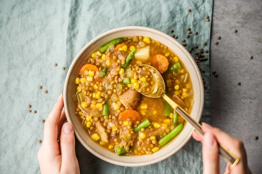 Estofado de lentejas y verduras en olla de cocción lenta
