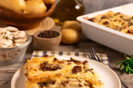 Pastel de patatas, setas y salchicha