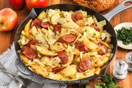 Sartén de salchicha, repollo y manzana