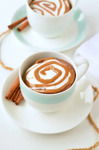 Pastel keto de canela en taza con harina de almendras