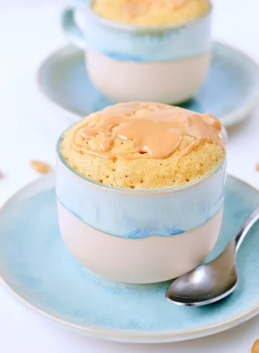 Pastel keto de mantequilla de cacahuete en taza