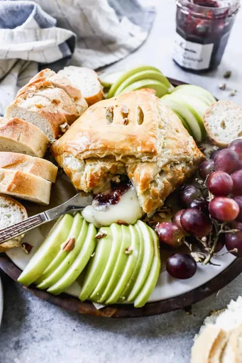 Queso brie horneado en hojaldre