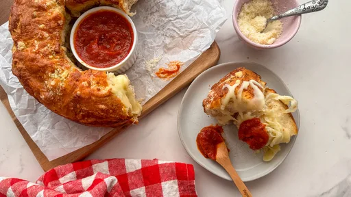 Easy, Cheesy Pizza Pull-Apart Bread Recipe