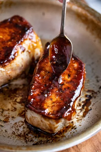 Chuletas de cerdo al horno con glaseado de bourbon